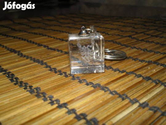 Kulcstartó táskadísz üveg kocka amibe skorpió van mintázva új állapot