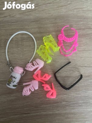 Különböző Barbie baba kiegészítők együtt