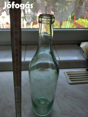 Különböző antik halványzöld pálinkás üveg