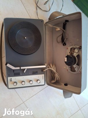 Különböző antik tárgyak