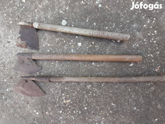 Különböző formájú régi vas szekerce kézi faipari szerszám