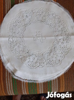 Különböző gépi hímzett azsúrozott asztalközép