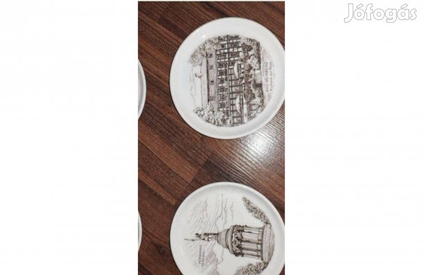 Különböző helyszíneket ábrázoló kis tányérkák