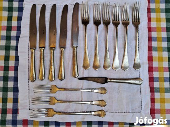 Különböző jelzésekkel ellátott vegyes alpacca evőeszközök