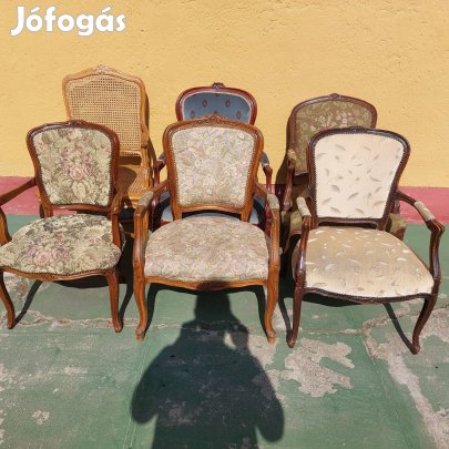 Különböző karfás fotelek.