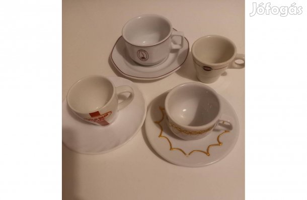 Különböző kávéscsészék csészealjjal