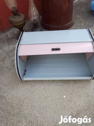 Kűlönböző kenyértartó