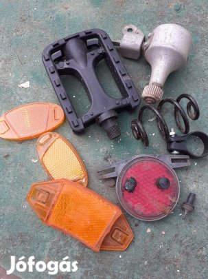 Különböző kerékpár bicigli tartozékok egybe