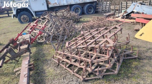 Különböző méretű fogasok, boronák