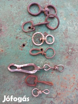 Különböző méretű forgó karabiner összes ami a képen látható