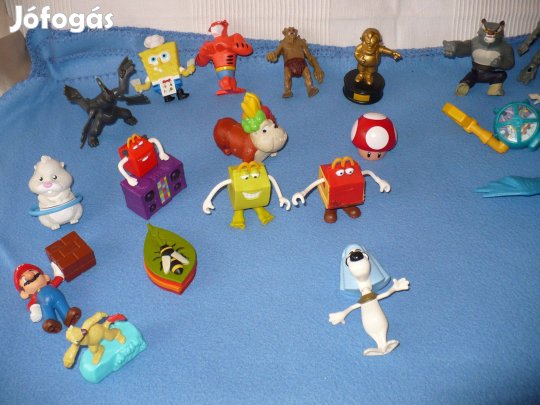 Különböző műanyag játékfigurák