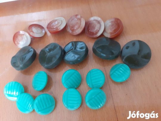 Különböző nagy pitykegomb pl kabátra