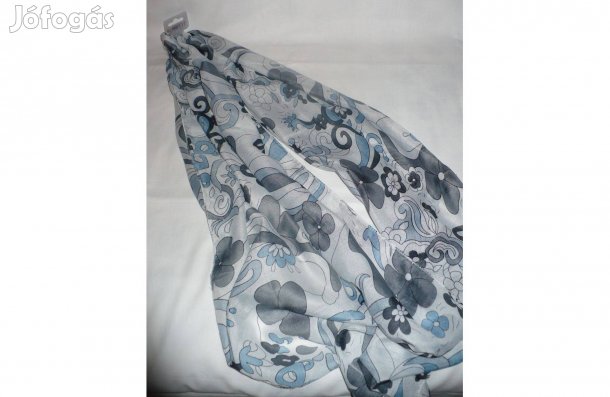 Különböző női sálak, kendők