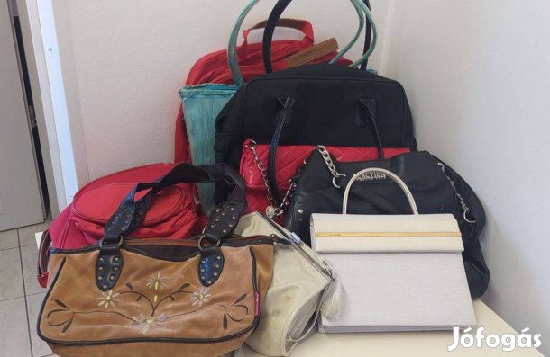 Különböző női táskák darabja 500
