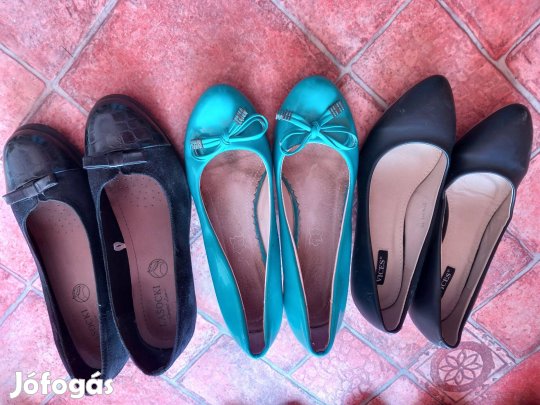 Különböző női teli talpú cipő lakkbőr