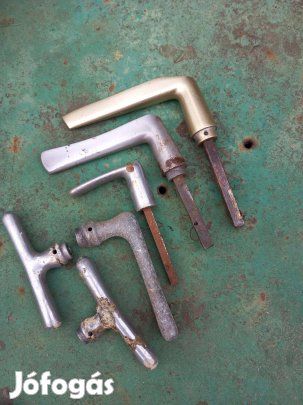 Különböző régi alumínium ajtó vagy ablak kilincs