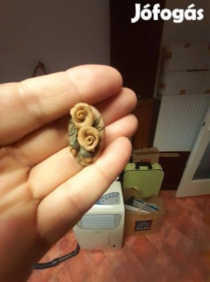 Különböző régi bross kitűző kerámia, fa és fém