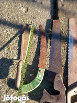 Különböző régi kézi fűrész vasfűrész