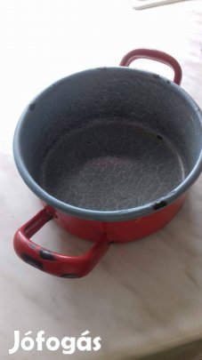 Különböző régi zománcozott kis lábos serpenyő