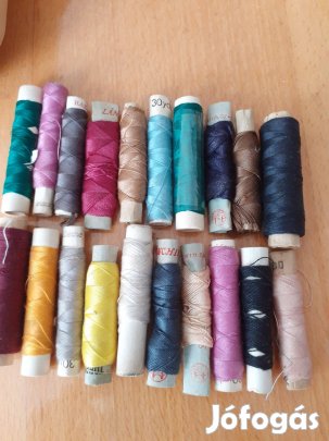 Különböző színű varró cérna két méretbe