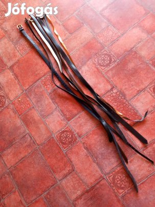 Különböző vékony női öv ruhához nadrághoz