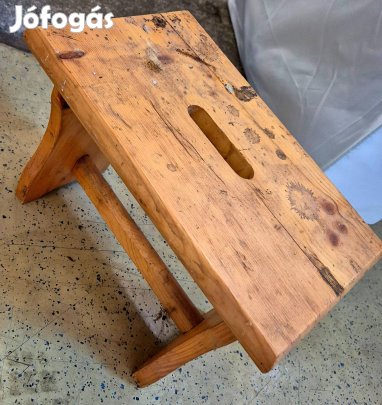 Különbüző méretű antik sámlik, hokedlik, egymásba csúszó ülők egyben