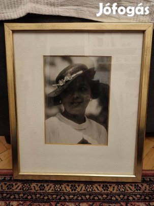 Különféle képek, fa kerettel