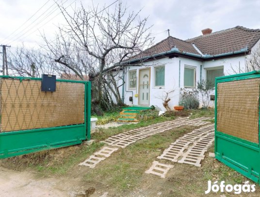 Különleges, örökpanorámás zártkerti ház Jakab-hegy lábánál