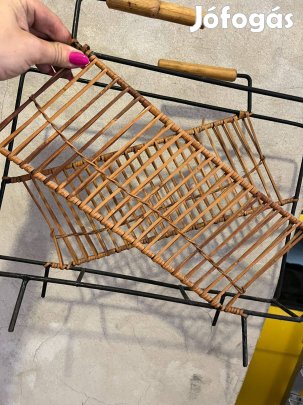 Különleges, retró újságtartó fekete fém vázzal és rattan fonattal