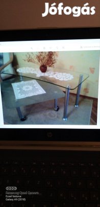 Különleges formájú szép duplaüveglapos dohányzóasztal eladó.