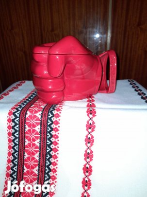 Különleges kerámia bögre ökölbe szorított kézfej füllel ,piros színben