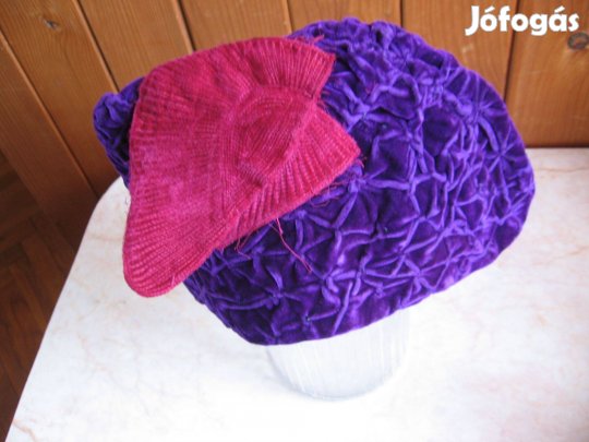 Különleges kiképzésű női fejfedő, kellék