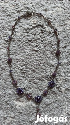 Különleges lila kövekkel díszített nyaklánc