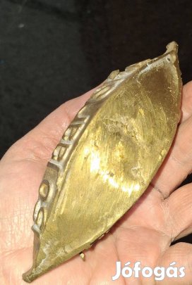 Különleges sárgaréz csónak emberekkel