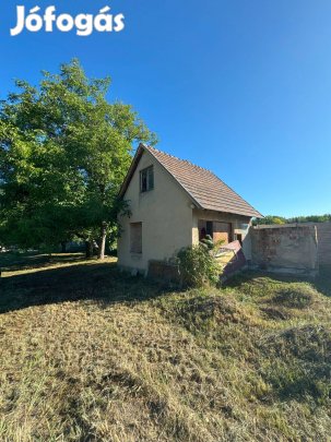 Különleges zártkert Komáromban Eladó 30M