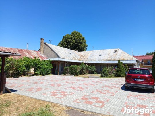 Különlegesség ! Igényes felújított kúria !