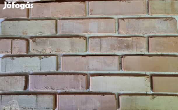 Külső rusztikus sarkos egyforma méretű szeletelt tégla 