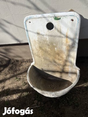 Kültéri falikút, mosdó 