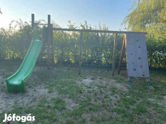 Kültéri játszótér hinta mászóka csúszda