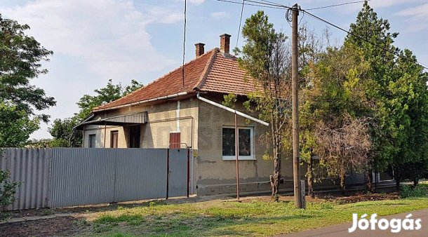 Kunágota központjához közel, a Március 15. utcában felújítandó ház,