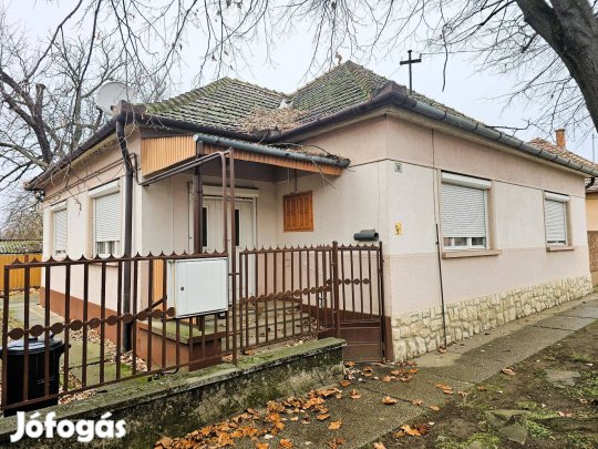 Kunbaja, tágas családi otthon nagy telekkel eladó!