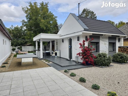 Kunfehértón 2024-ben felújított, bútorozott, gépesített nyaraló eladó