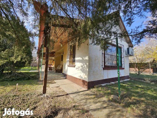 Kunfehértón tégla építésű nyaraló eladó