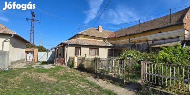 Kunszentmártonban eladó földszinti, felújítandó társasházi lakás