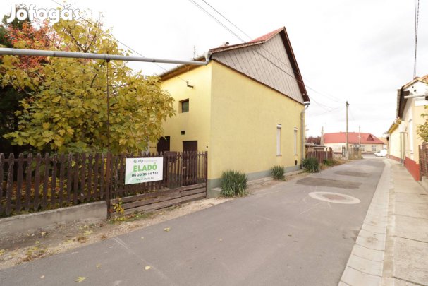 Kunszentmiklóson a központhoz közel 3 szobás családi ház eladó