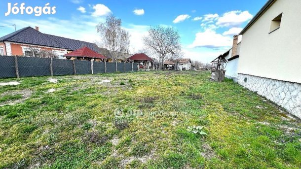 Kunszigeti 1298 nm-es telek eladó