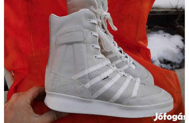 Künzli (Svájc) törtfehér bőr 43-as gyógy-utcai cipő eladó,