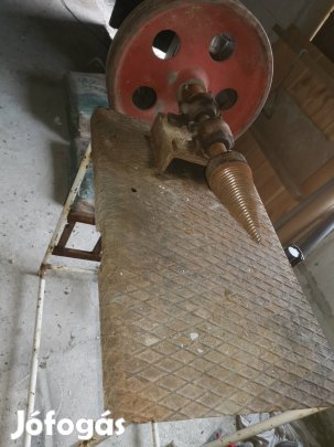 Kúpos hasító félig kész