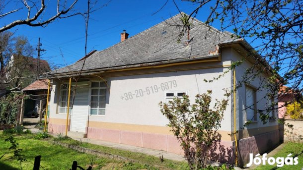 Kurcz György utcában felújítandó Kádár-kocka eladó