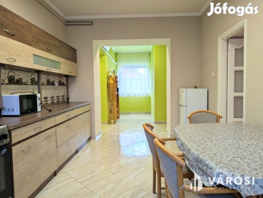 Kutyabarát kertes ház autóbeállóval!